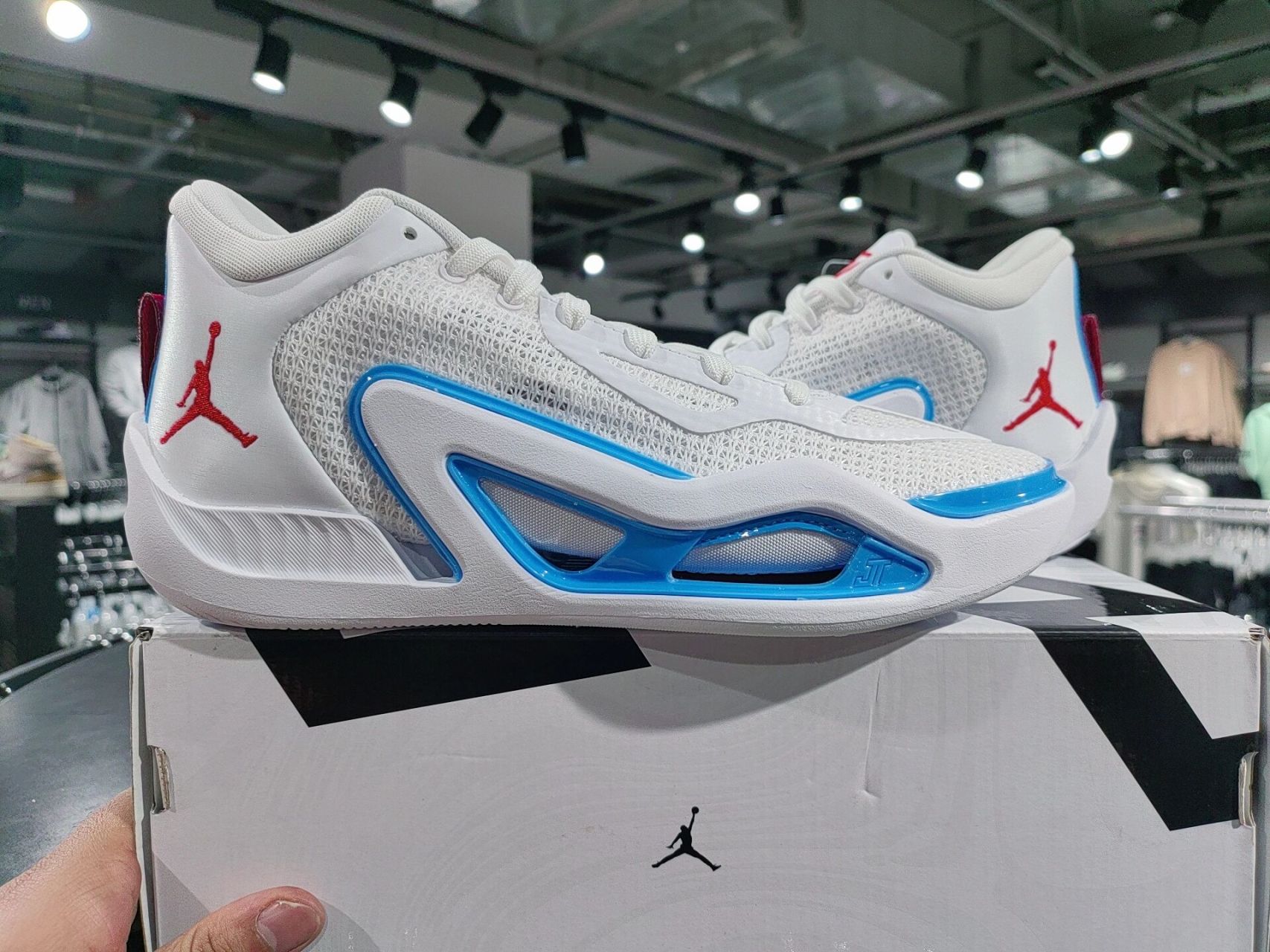 褒贬不一的|塔图姆一代  今天给大家分享一个球鞋,现在网上也比较热议