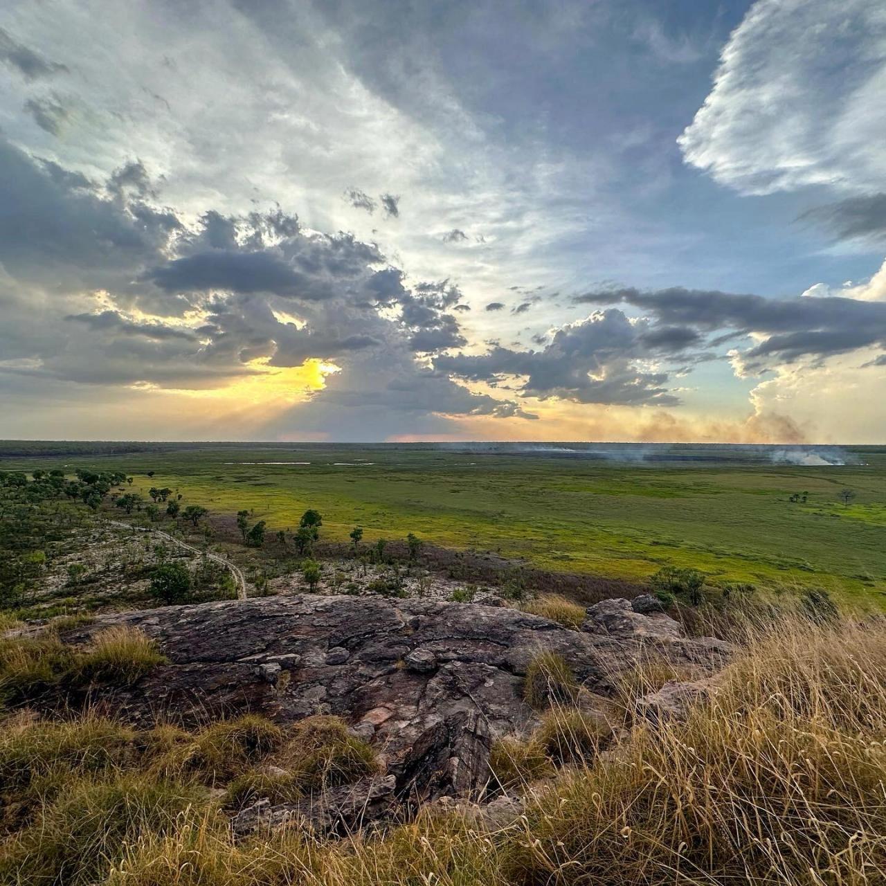 澳洲卡卡杜国家公园乌比尔土著岩石艺术和日 卡卡杜国家公园占地近2万