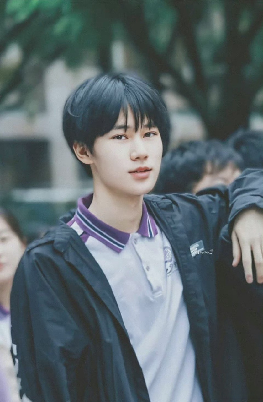 巴蜀中学宣传栏里的张真源# 巴蜀中学把张真源海报放到学校宣传栏了!