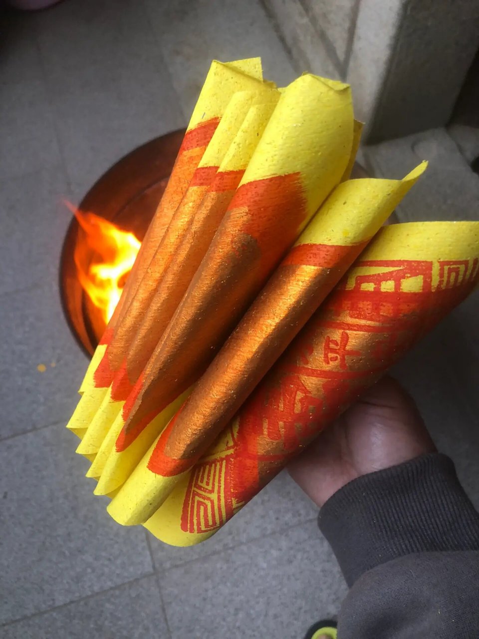 折金纸在闽南是有讲究的.拜祖先金纸要折三角形,拜神明金纸折四角形.