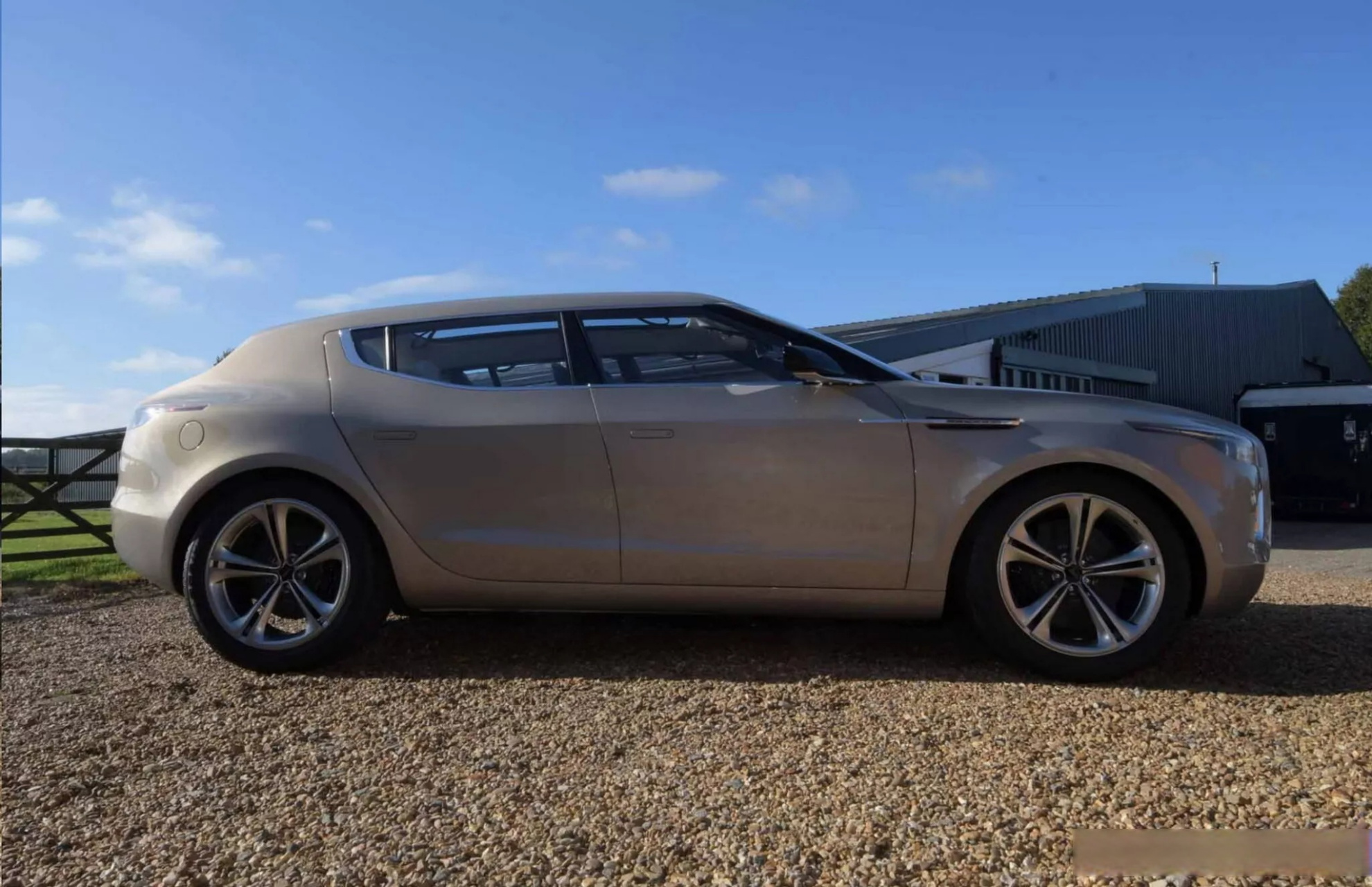 来自阿斯顿马丁旗下高端品牌lagonda(拉贡达)的luv的概念suv,于2009