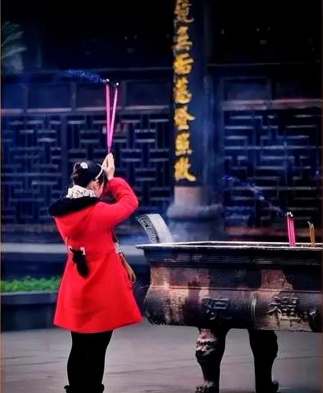 为什么烧香拜佛的年轻人越来越多烧香拜佛是一种宗教信仰和文化传统