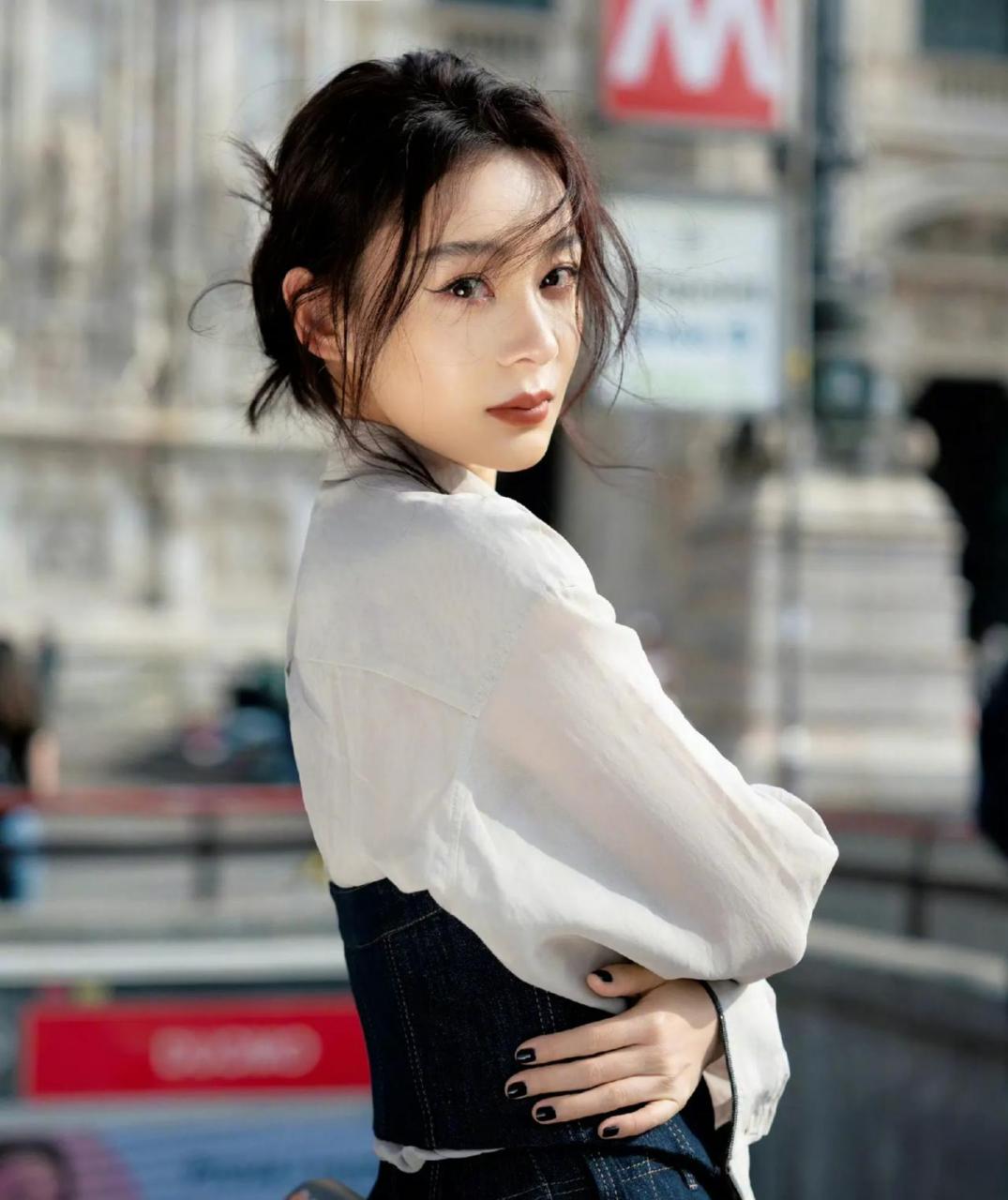 时尚|袁姗姗身着brunello cucinelli 2024春夏系列牛仔裤装亮相2024