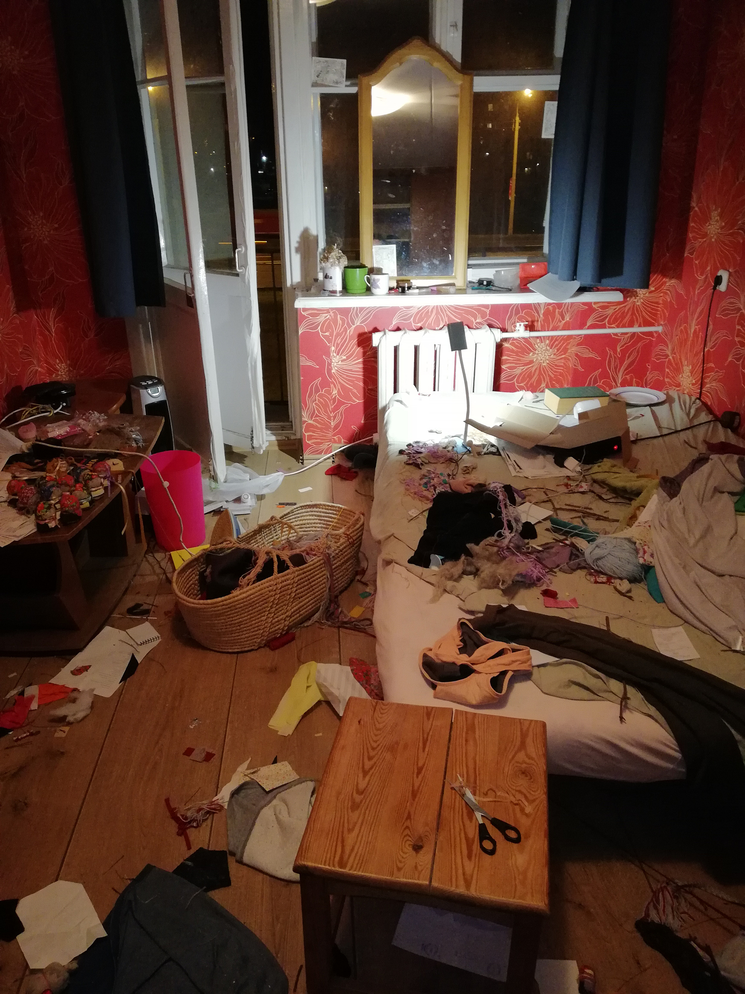 时,这起骇人听闻的杂乱房间背景加死亡顶灯把人关在黑房间里杀人寝室