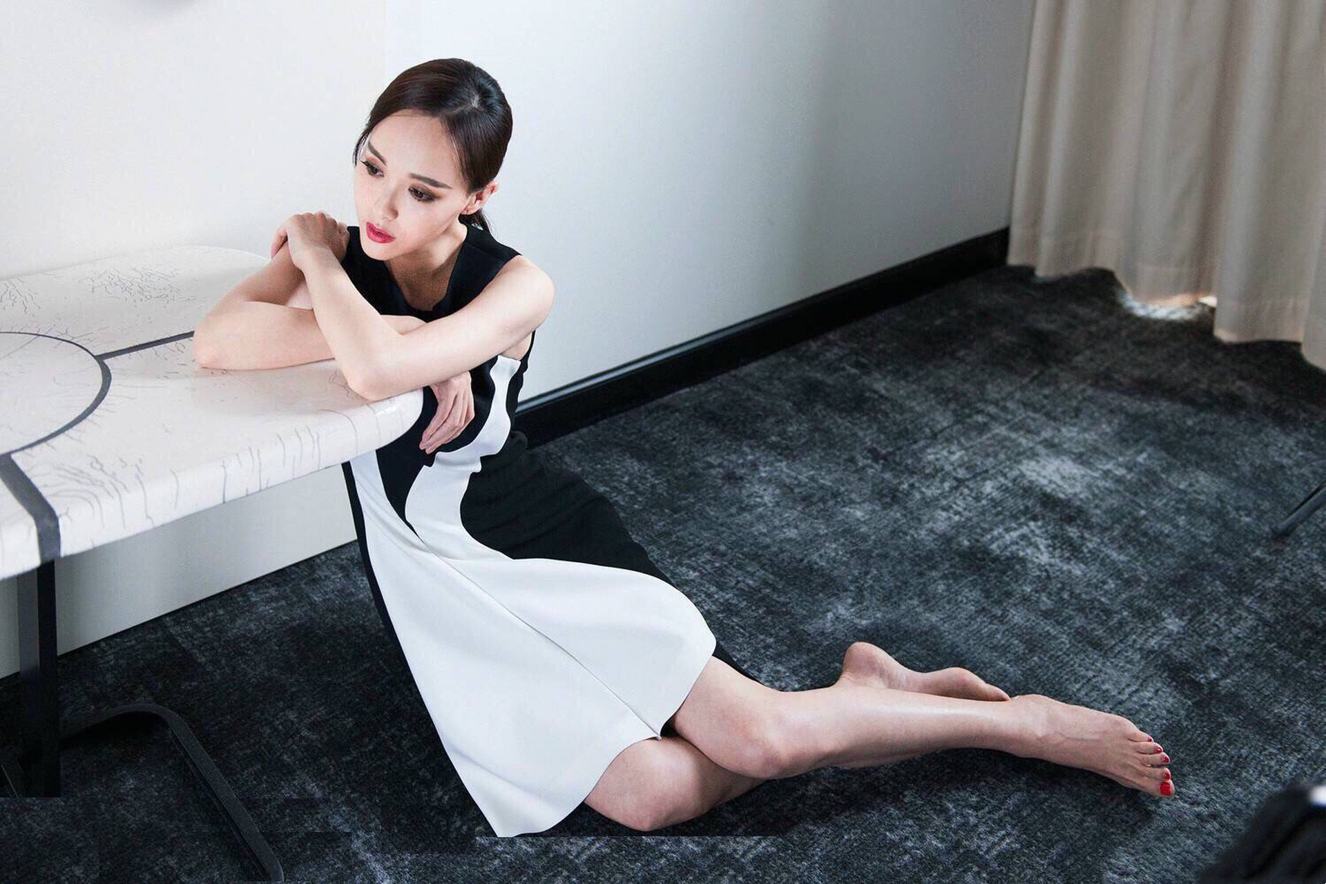 唐嫣光脚丫美图合集