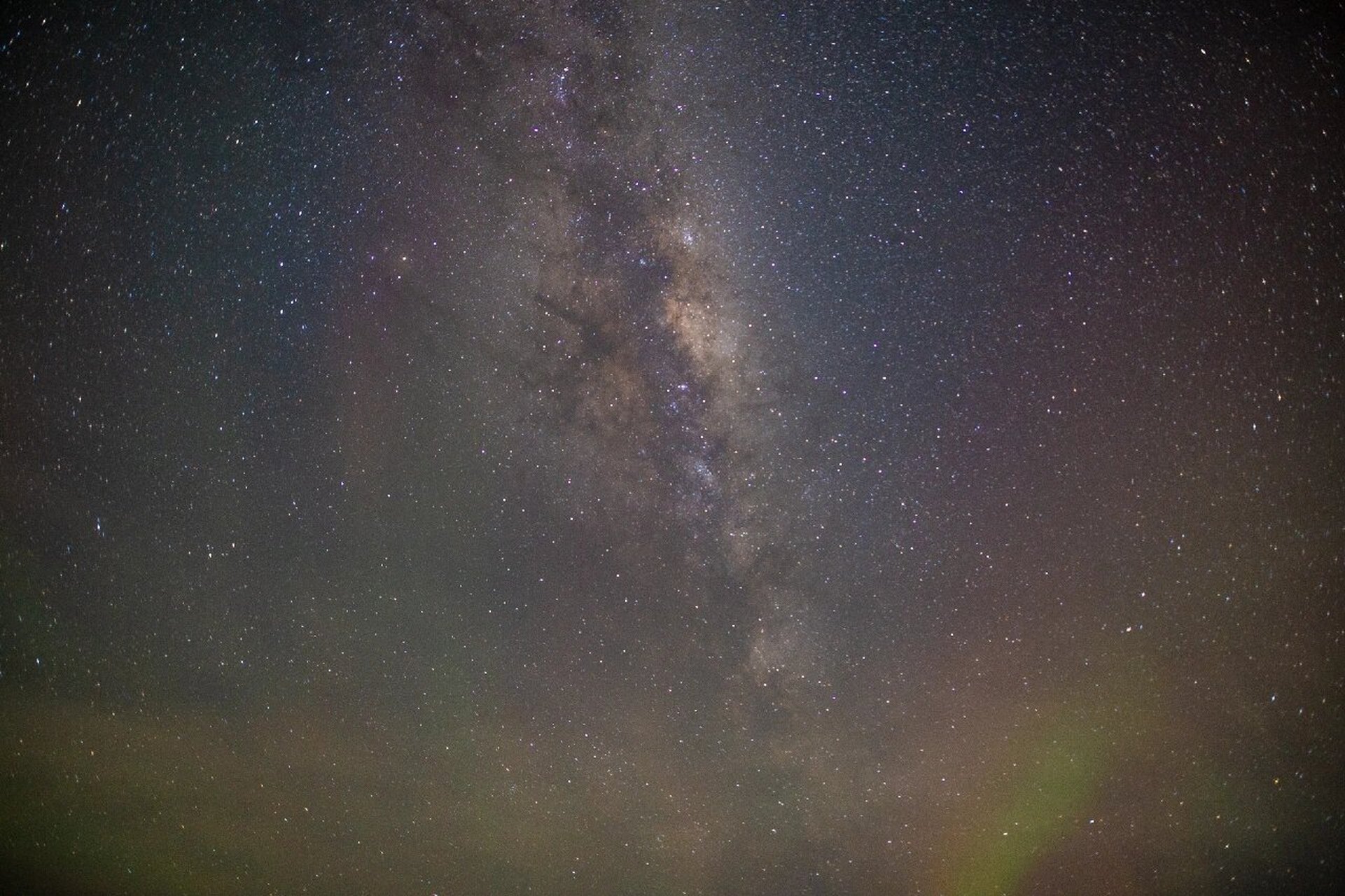 携满天星辰以赠你 | 南极星空,银河 照片是我在极夜刚过的8月份拍的.