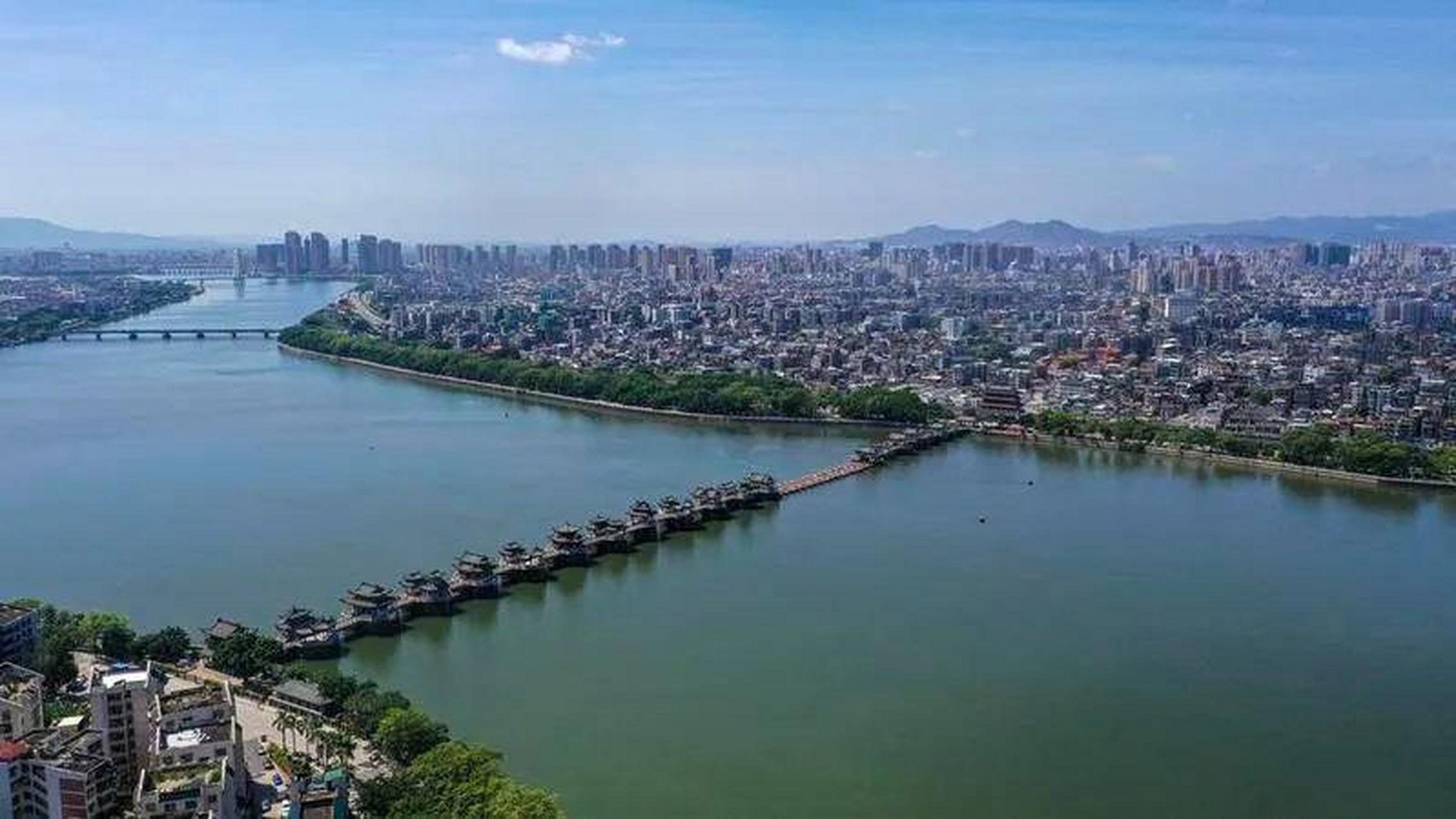 近日广东的暴雨牵动着许多人的心,也有朋友发了汕头广济桥过洪水的