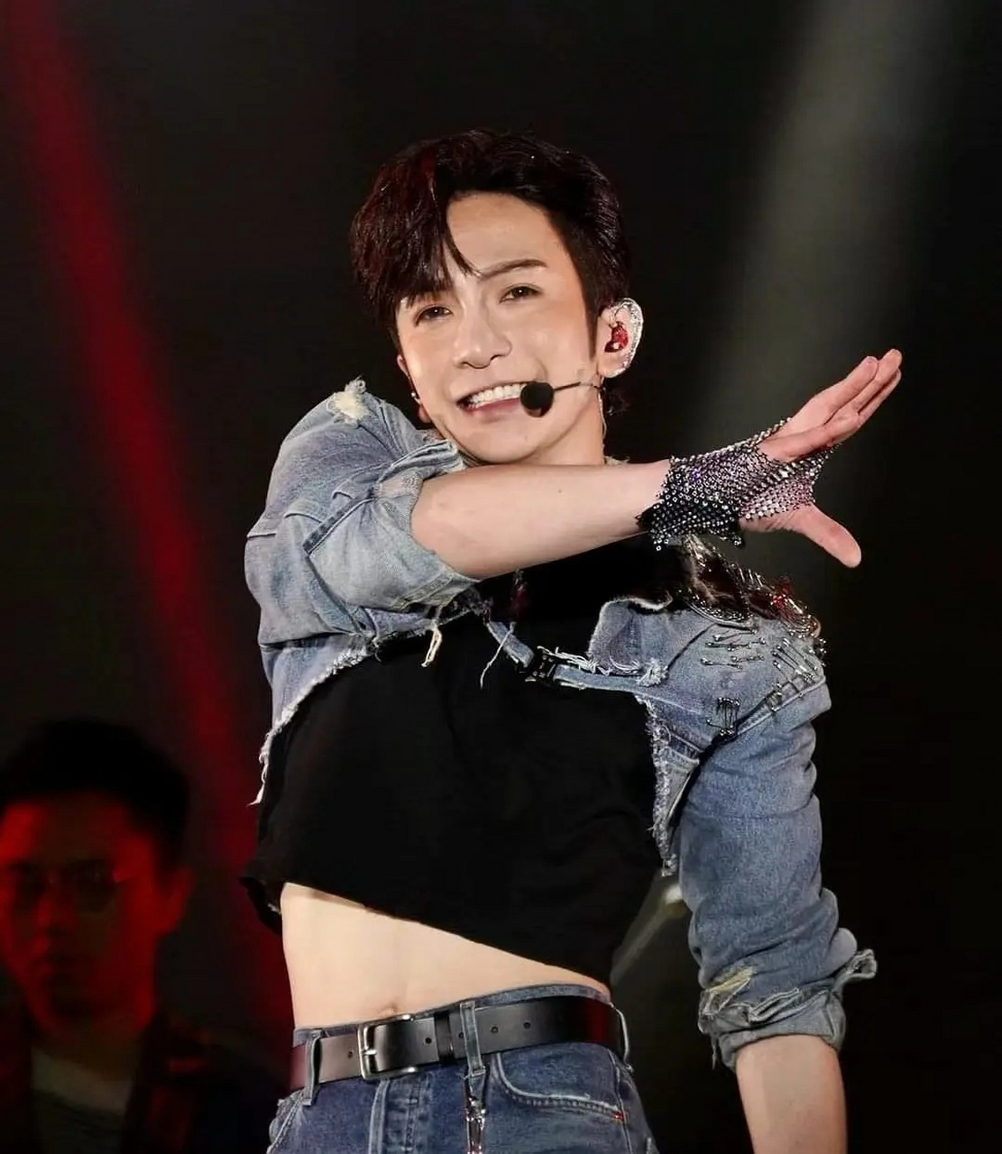 hk新晋顶流卢瀚霆,也是mirror男团一员,现在和姜涛是双顶流.[衰]