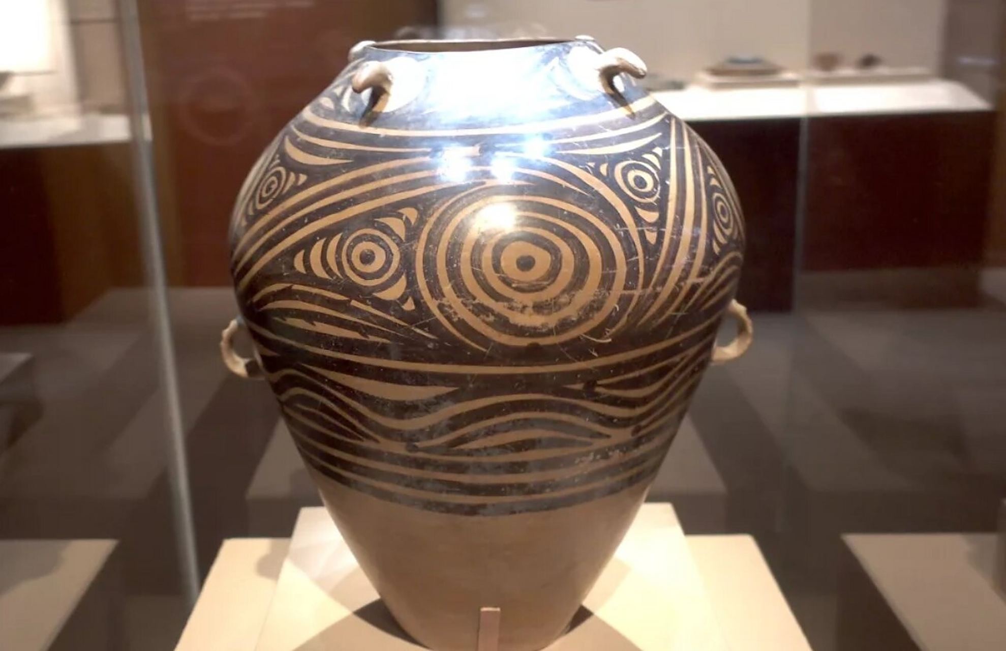 指尖上的美术史9799②漩涡纹彩陶四系罐 99文物介绍: 漩涡纹