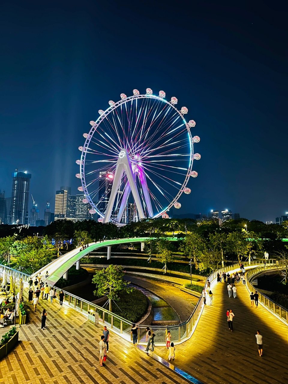 晚上的深圳欢乐港湾 終於有机会晚上去看欢乐港湾夜景了, 摩天轮很美