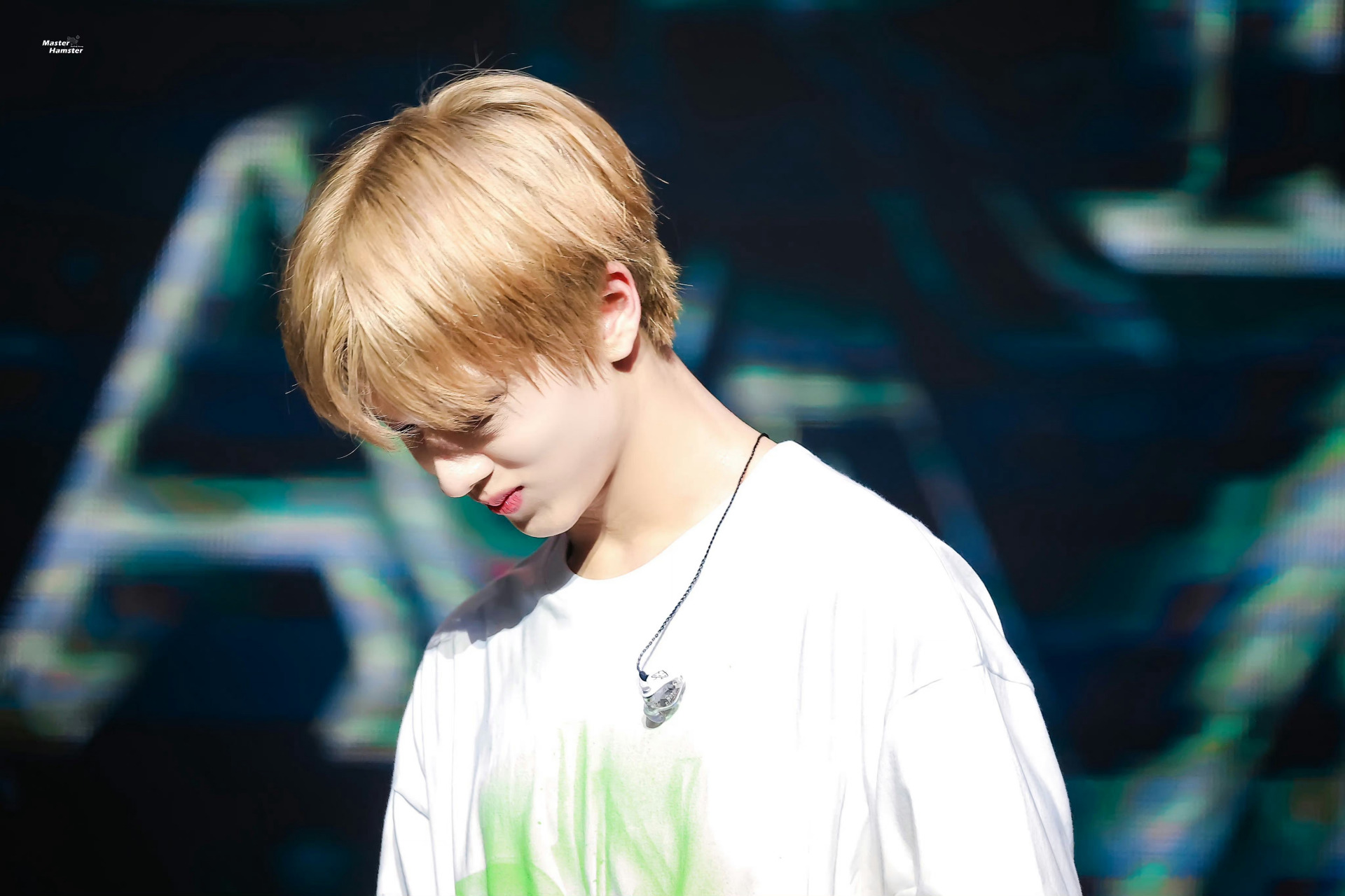 朴志晟金发造型饭拍# 朴志晟金发造型饭拍好绝啊!真的好适合浅发色