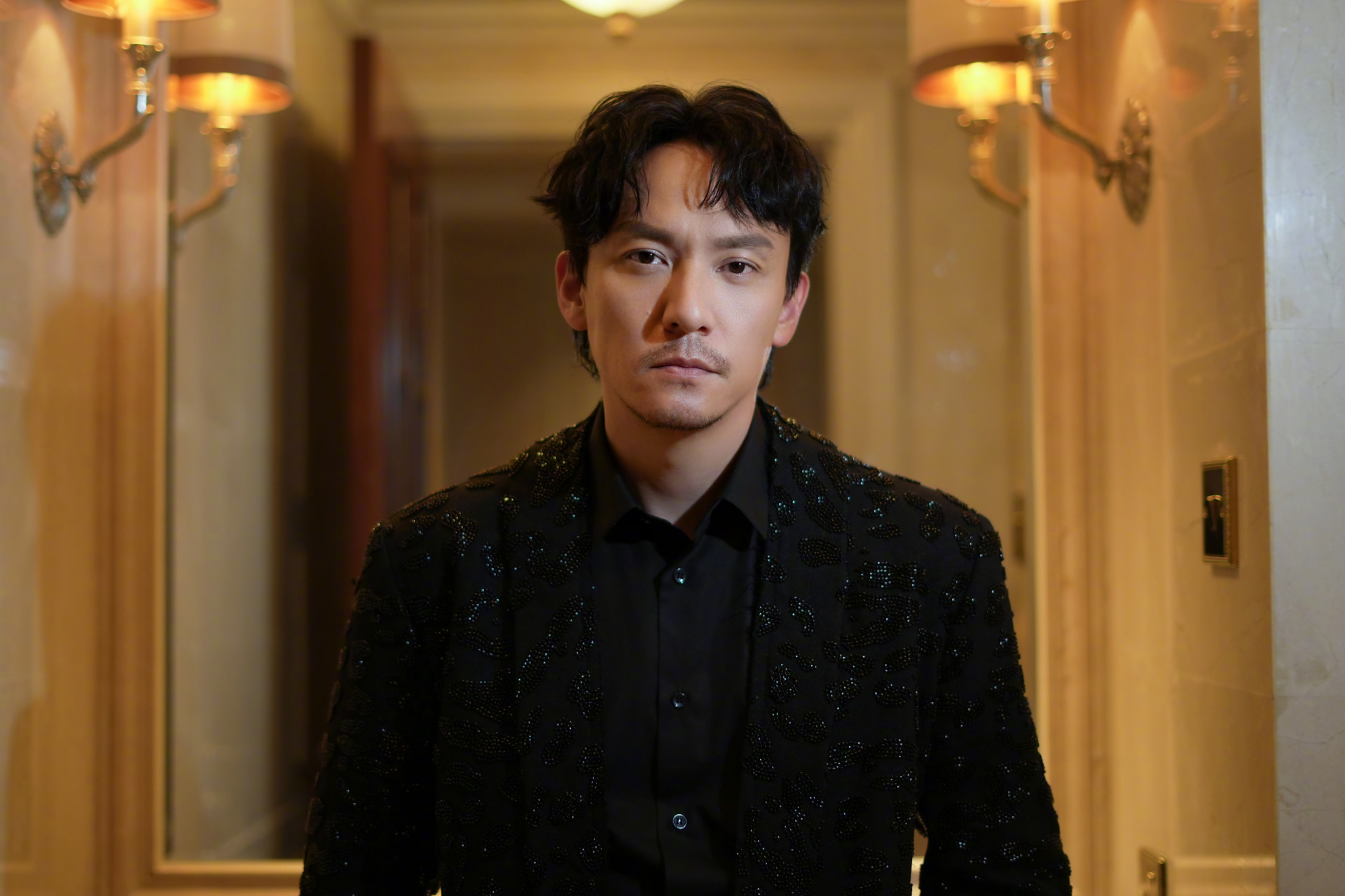 张震暗夜光影氛围感大片# 今日張震 出席品牌活动,黑色西装造型含蓄