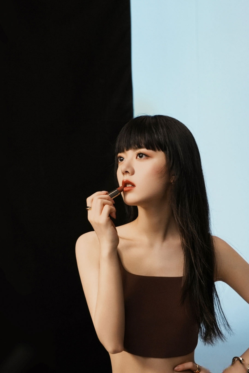 赵今麦齐刘海vs无刘海 赵今麦这次造型还挺眼前一亮的,很抓马高级的