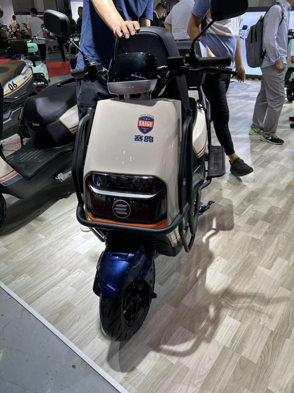 新款赛鸽电动车n21上市6个大电池百公里不充电