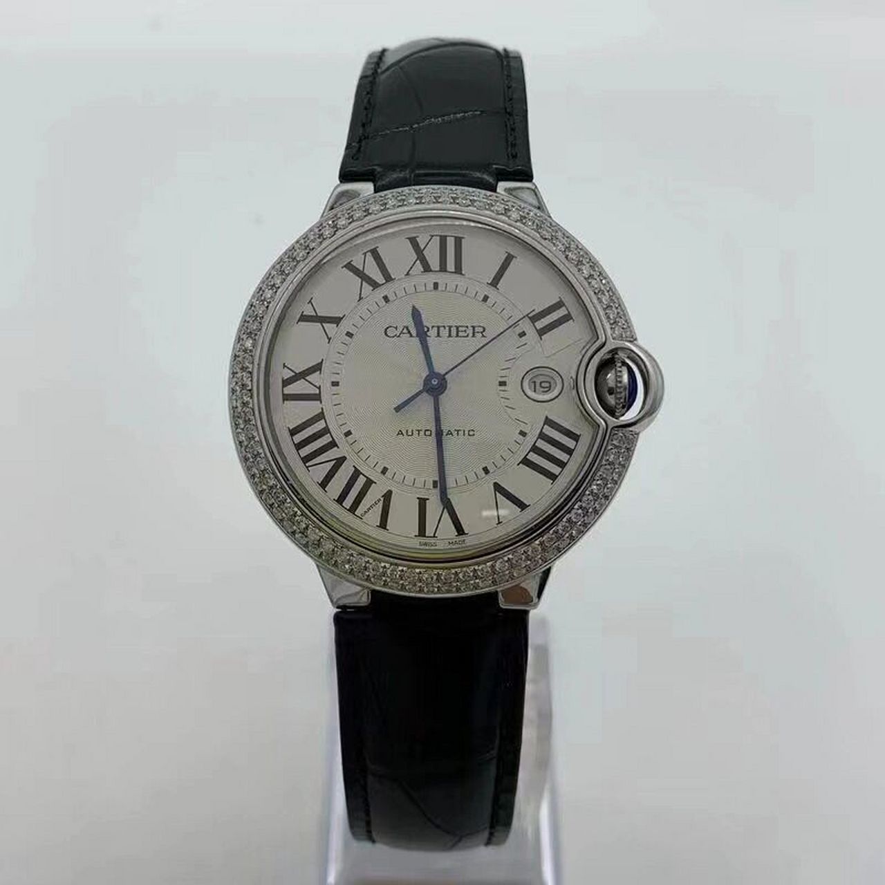 卡地亚手表后盖信息解读(续) 如图一卡地亚蓝气球镶双排钻的,原镶钻的