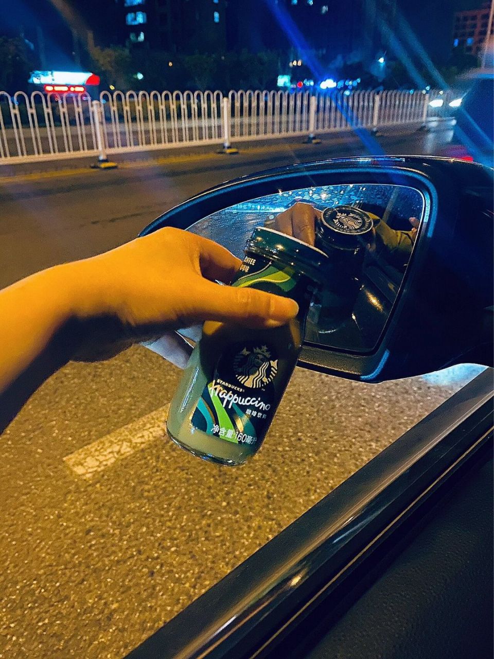 一个人喝酒照片 97夜幕低垂,微风轻拂,这是属于我一个人的静谧时光.