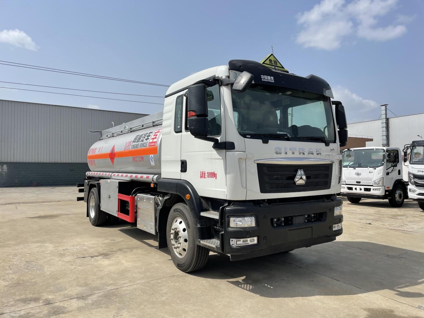 重汽汕德卡10吨油罐车新车上市.