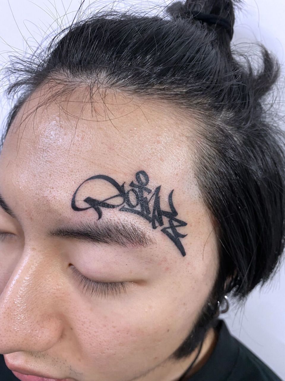眉骨纹身,是很帅!