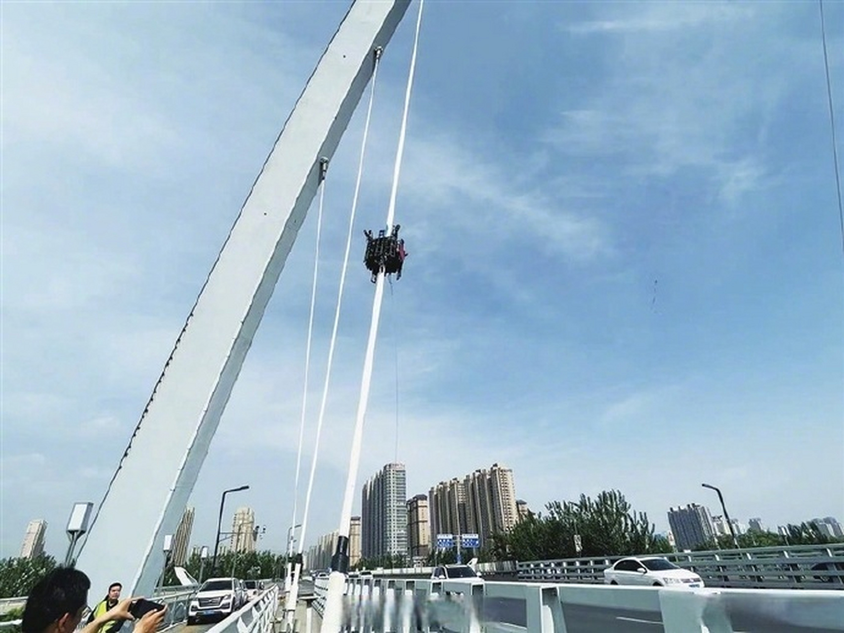 【机器人"大夫"爬杆给桥梁"体检"】5月26日,在太原市北中环桥上,一台