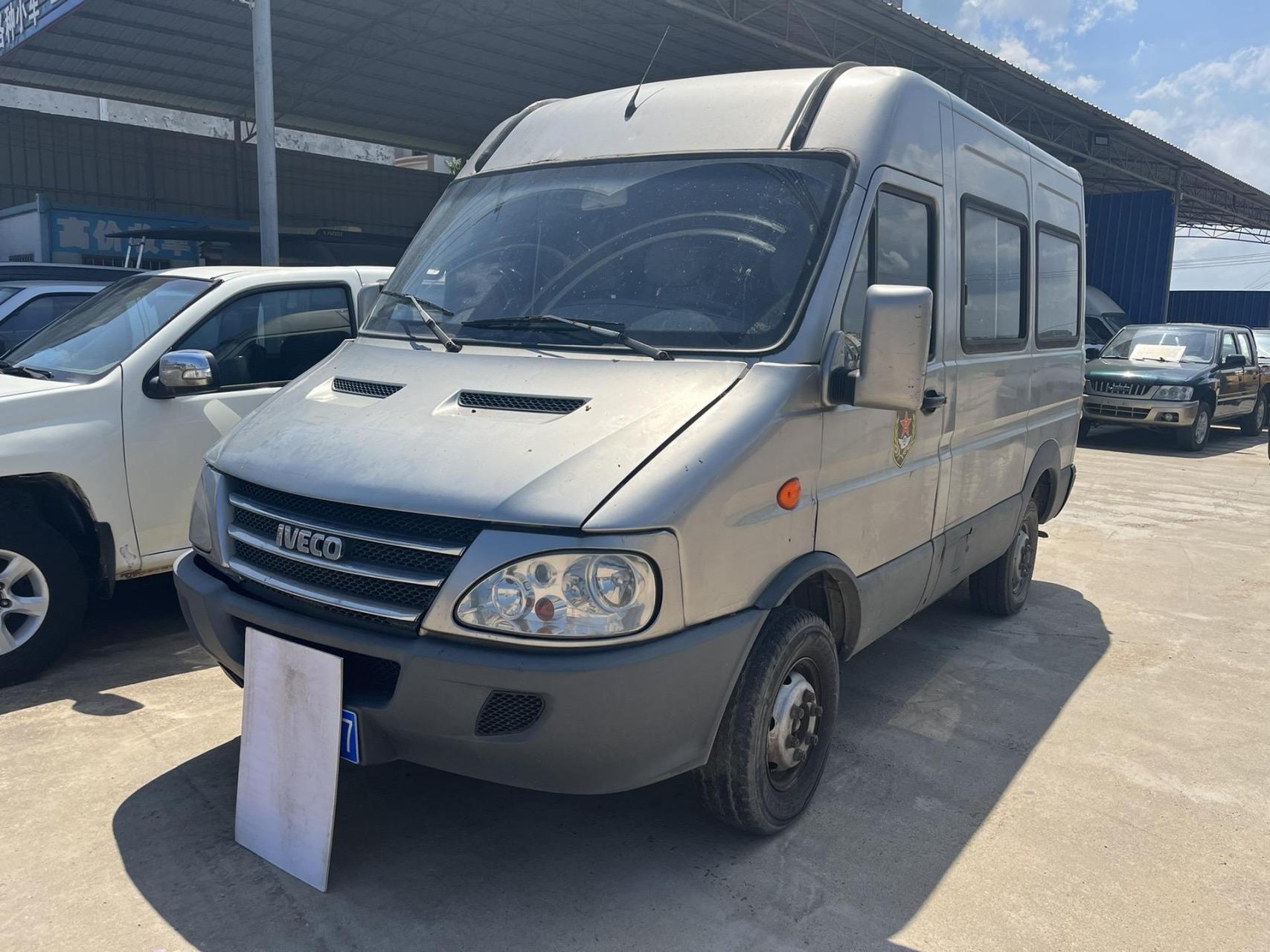 原版依维柯六座小型客车2.5t柴油.2012.