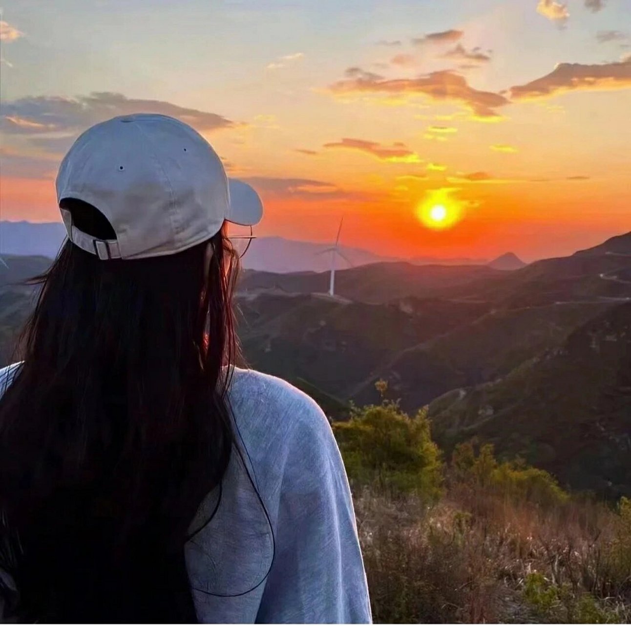 夕阳绝美女生头像,礼貌拿图