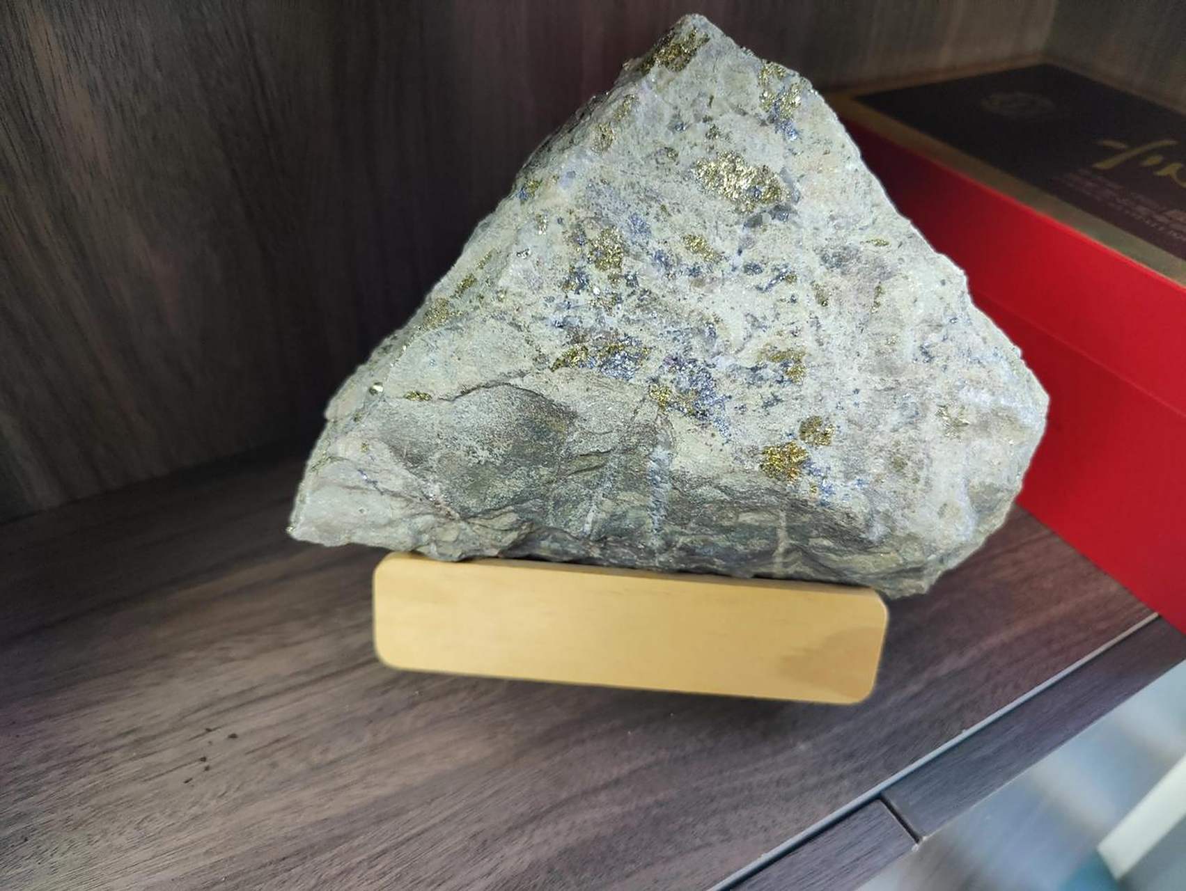 第一个是在郑州发现的金矿石, 第二个是在灵宝发现的金矿石.