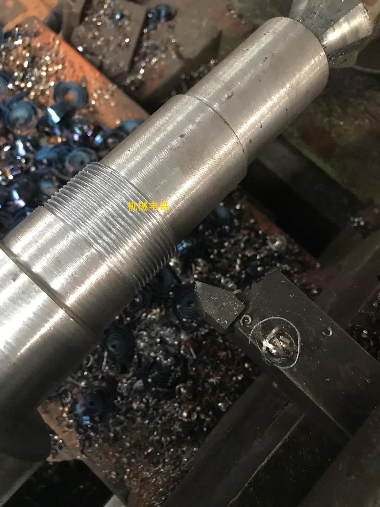 于是我把螺纹刀垫高一些比中心高一毫米左右转速开到80转