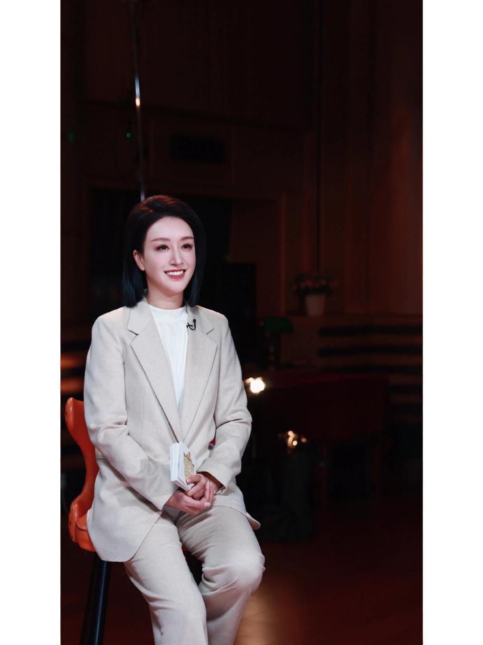 袁昕星 优雅知性的浅沙色中和硬朗 挺括简洁的的廓形线条极具气场