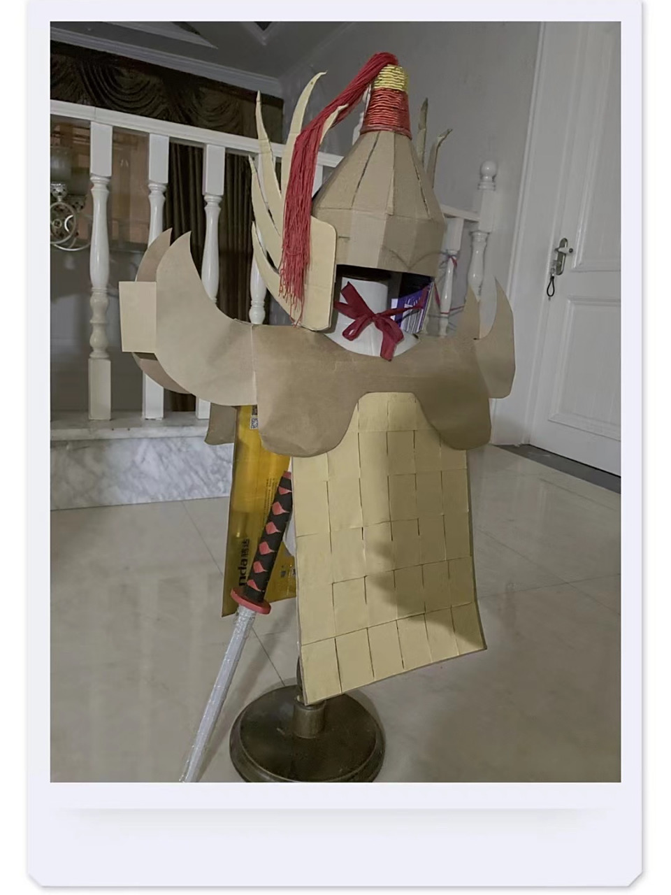 废旧纸箱变环保衣物之战帽 娃娃的六一作业,自制环保衣服参加服装走秀