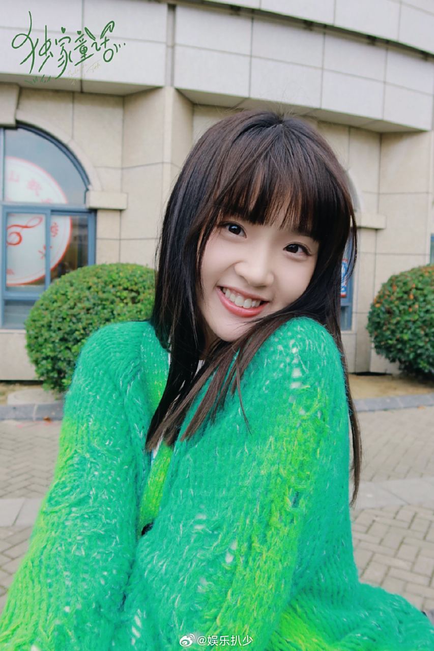 张淼怡现在拍照最大的特点就是爱笑,甜美是她目前最不能摆脱的标签了.