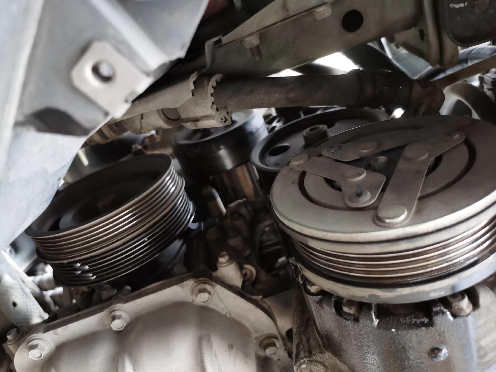 福特福克斯更换发电机皮带!空调泵皮带!