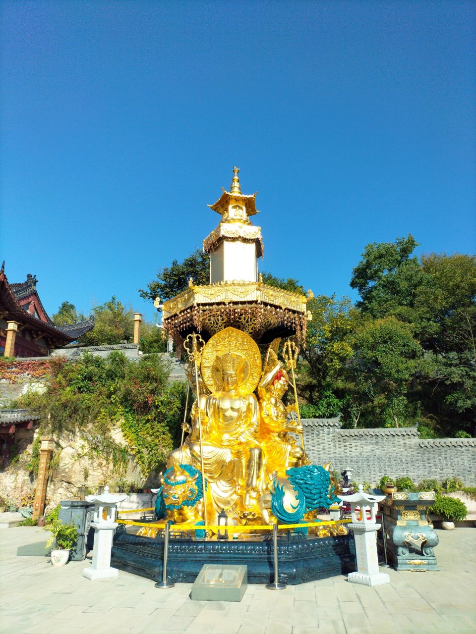 汉济寺 地  zang  道  场  今天一大早坐轻轨去乐清盐盆站下,去了心心
