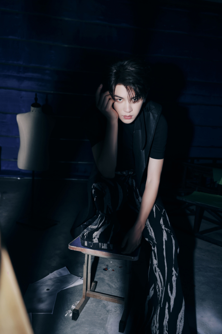 黄明昊在电话亭里#   黑色打底77黑色皮马甲,all black造型好帅啊