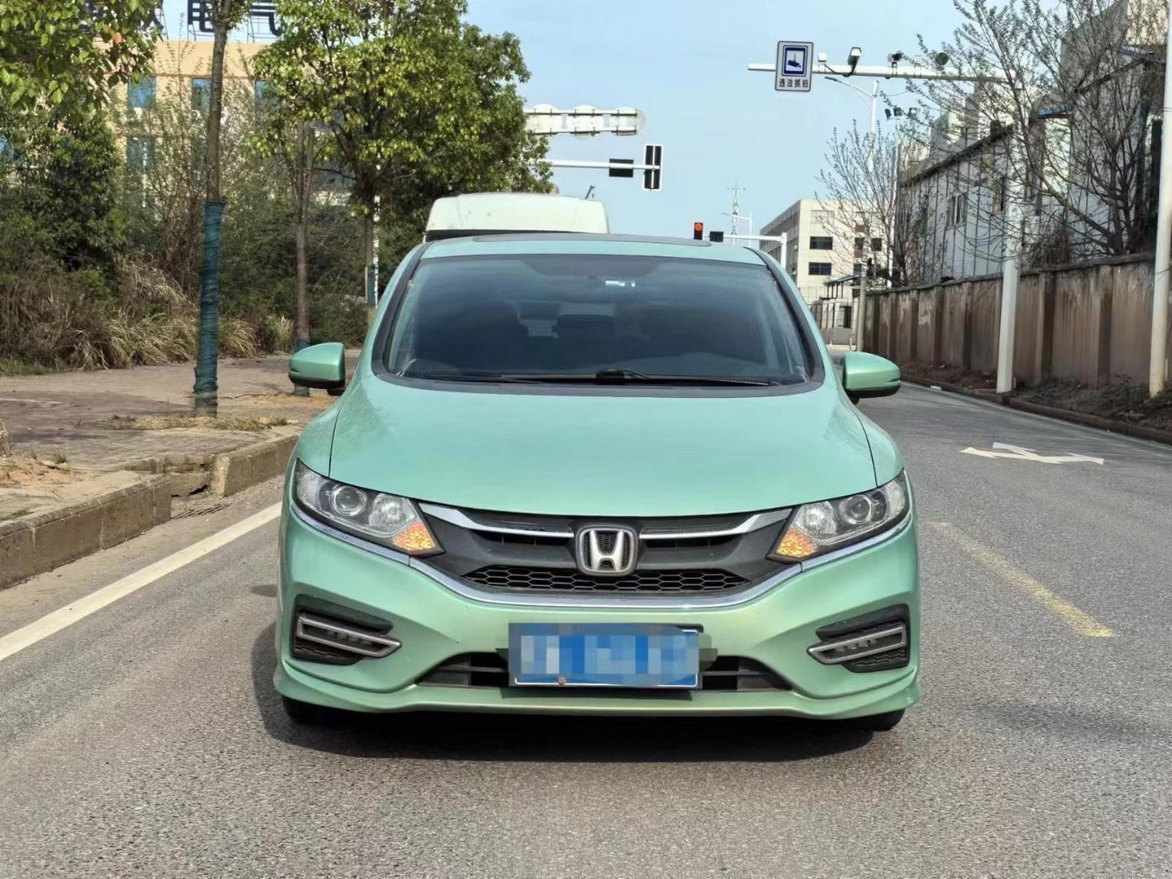 8l自动舒适版,苹果绿的颜色,大5座,7万多公里,一手车,车况精品,金属面