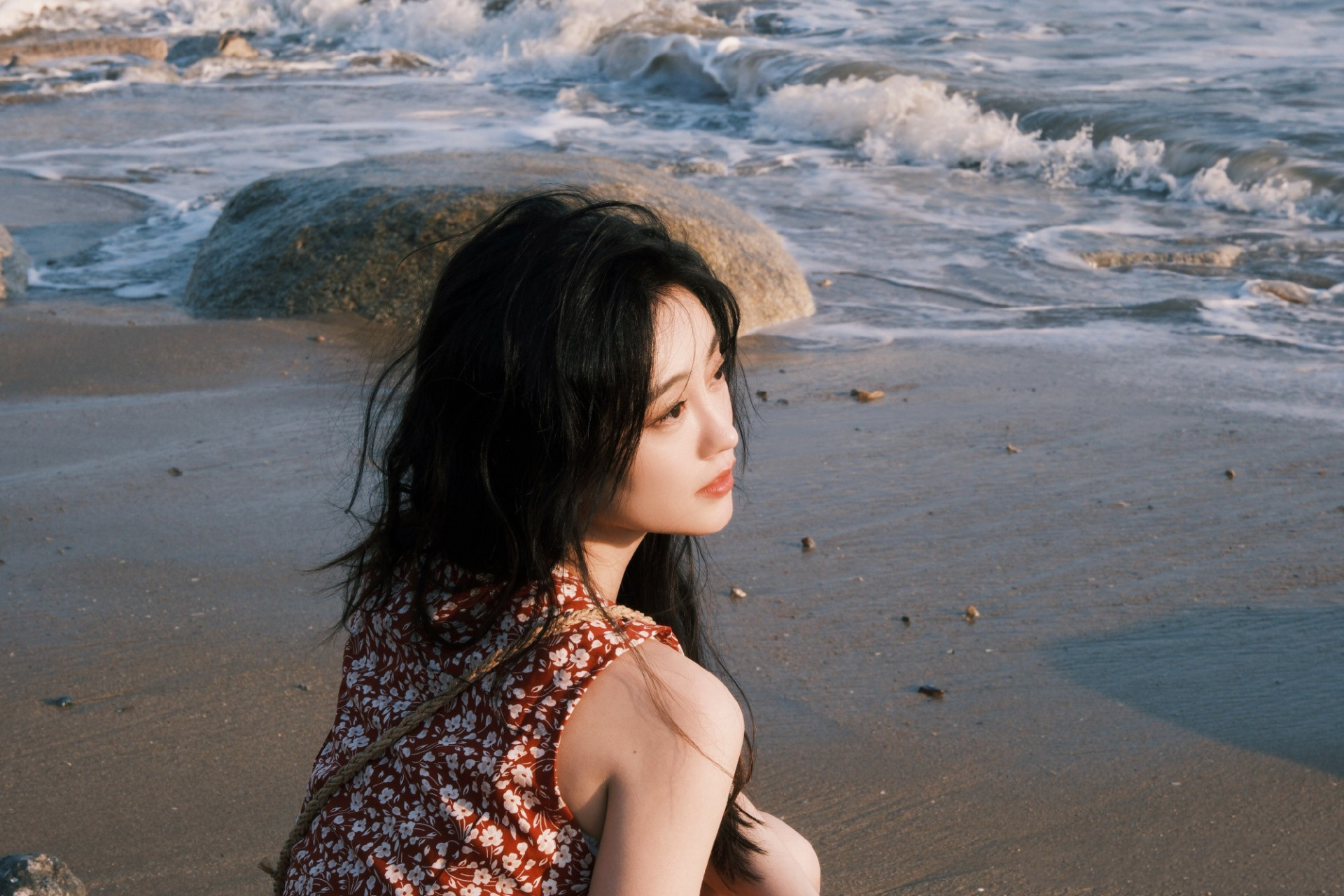 祝绪丹碎花裙浪漫海边写真