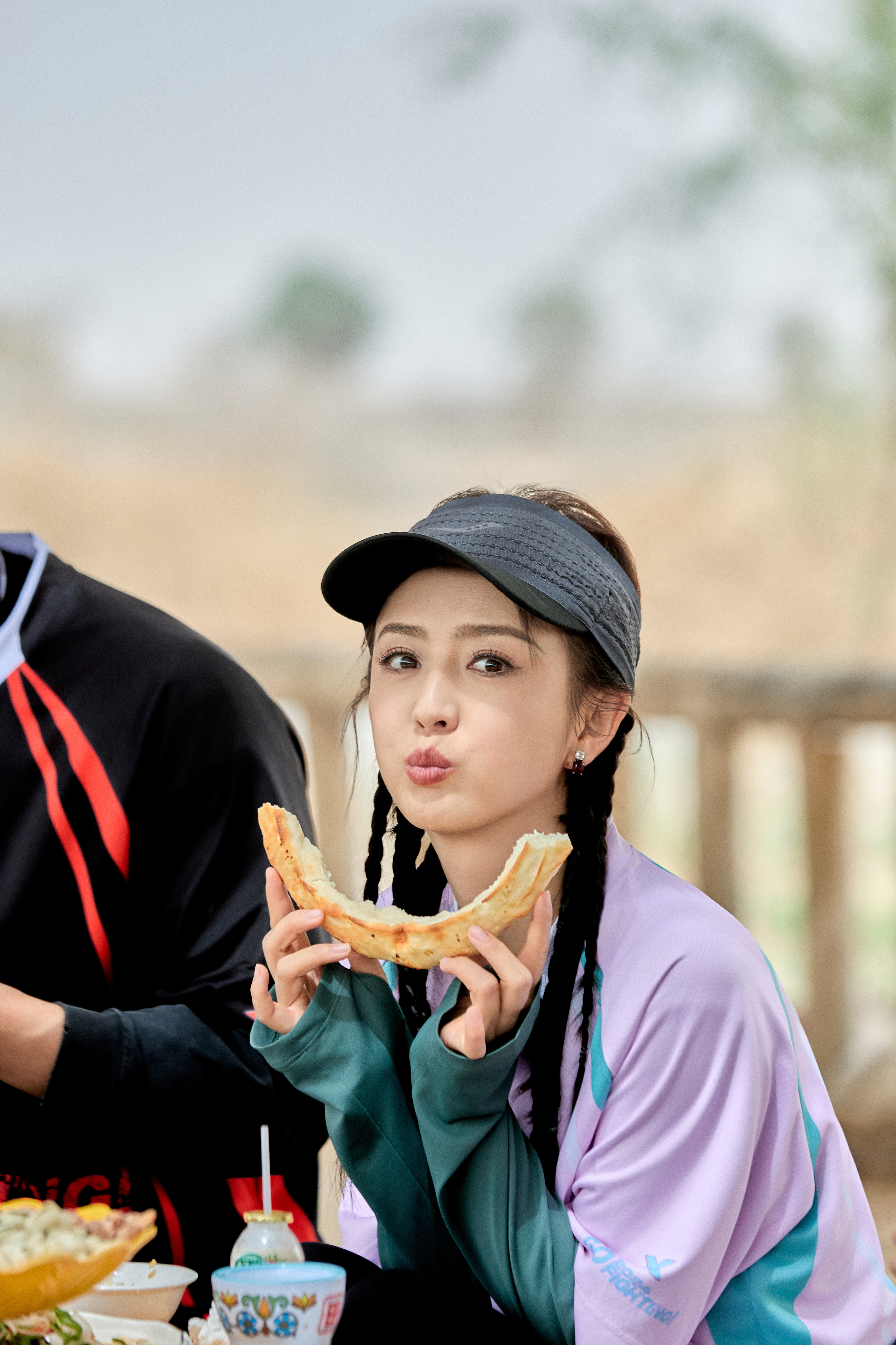 今晚9点锁定东方卫视, 来看佟丽娅如何成为"金牌足球经纪人"!