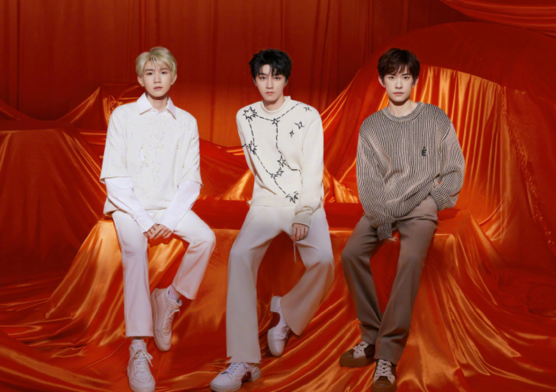 tfboys十年纪念实体专辑# @王俊凯 @王源 @易烊千玺  我们饱含回矣腚