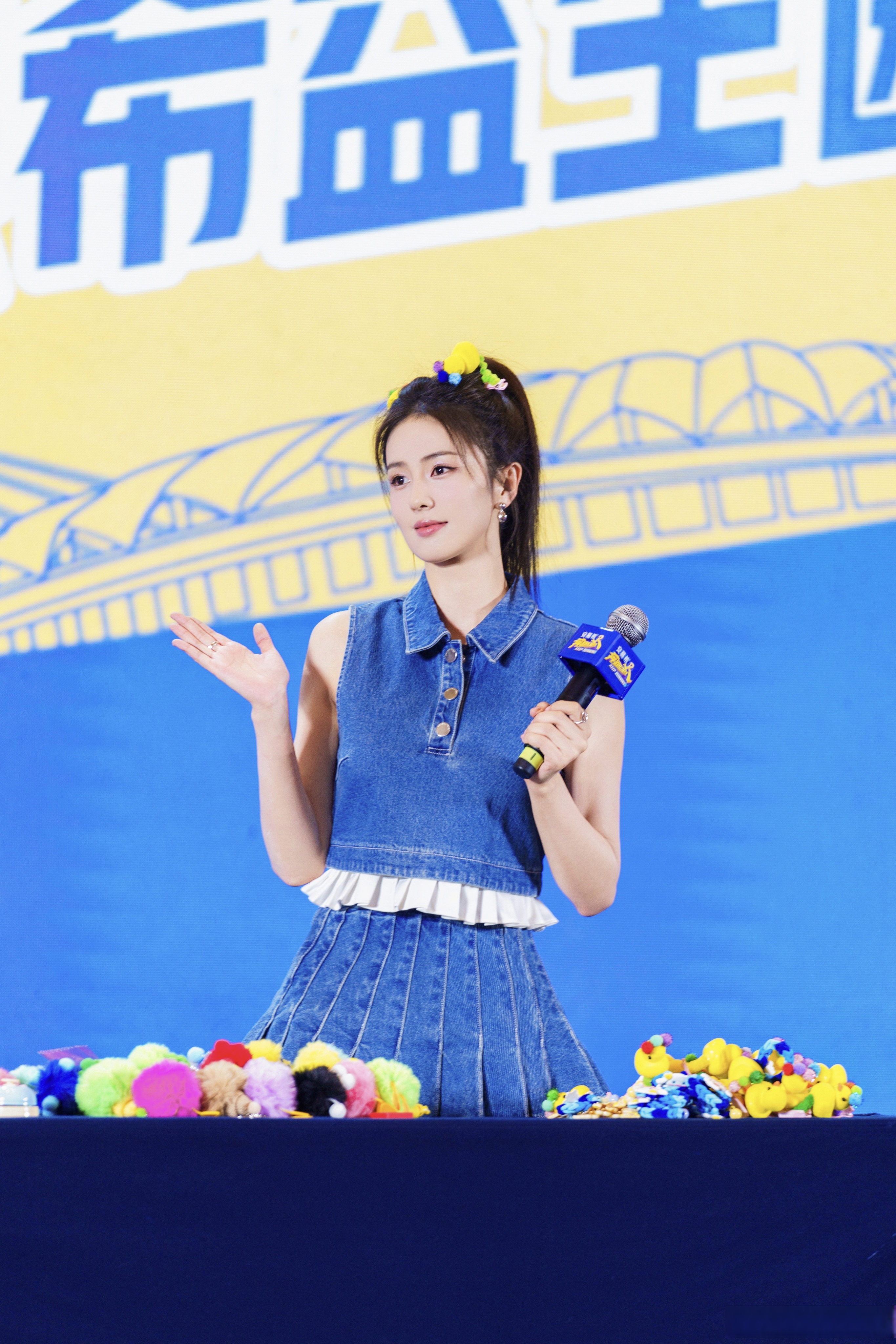 欢娱影视演员白鹿以安慕希品牌代言人身份出席安慕希线下活动.