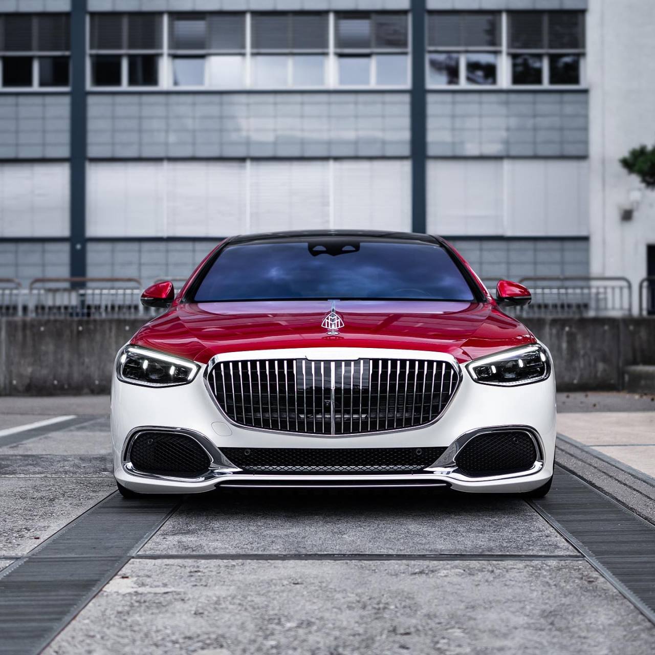 【迈巴赫s680白红双拼版】这台车应该就是普通人的天花板吧?