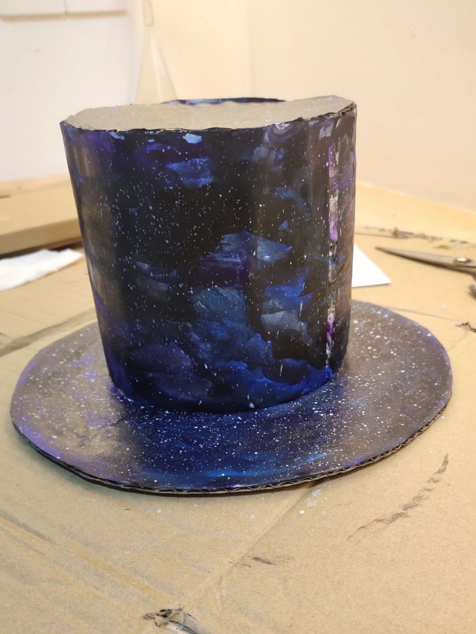 幼儿园手工:有科技感的帽子 幼儿园手工作业:科技感的帽子.