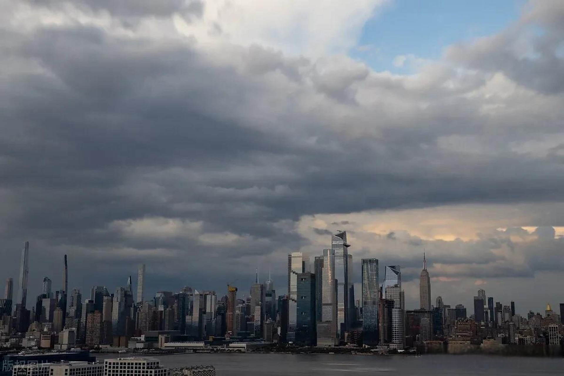 美国纽约天气多变 曼哈顿上空乌云密布 当地时间2022年8月9日,美国