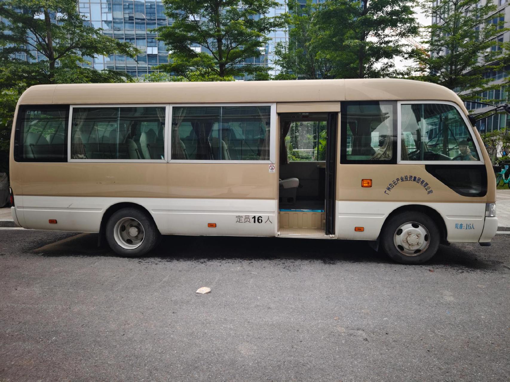 日本丰田考斯特图片