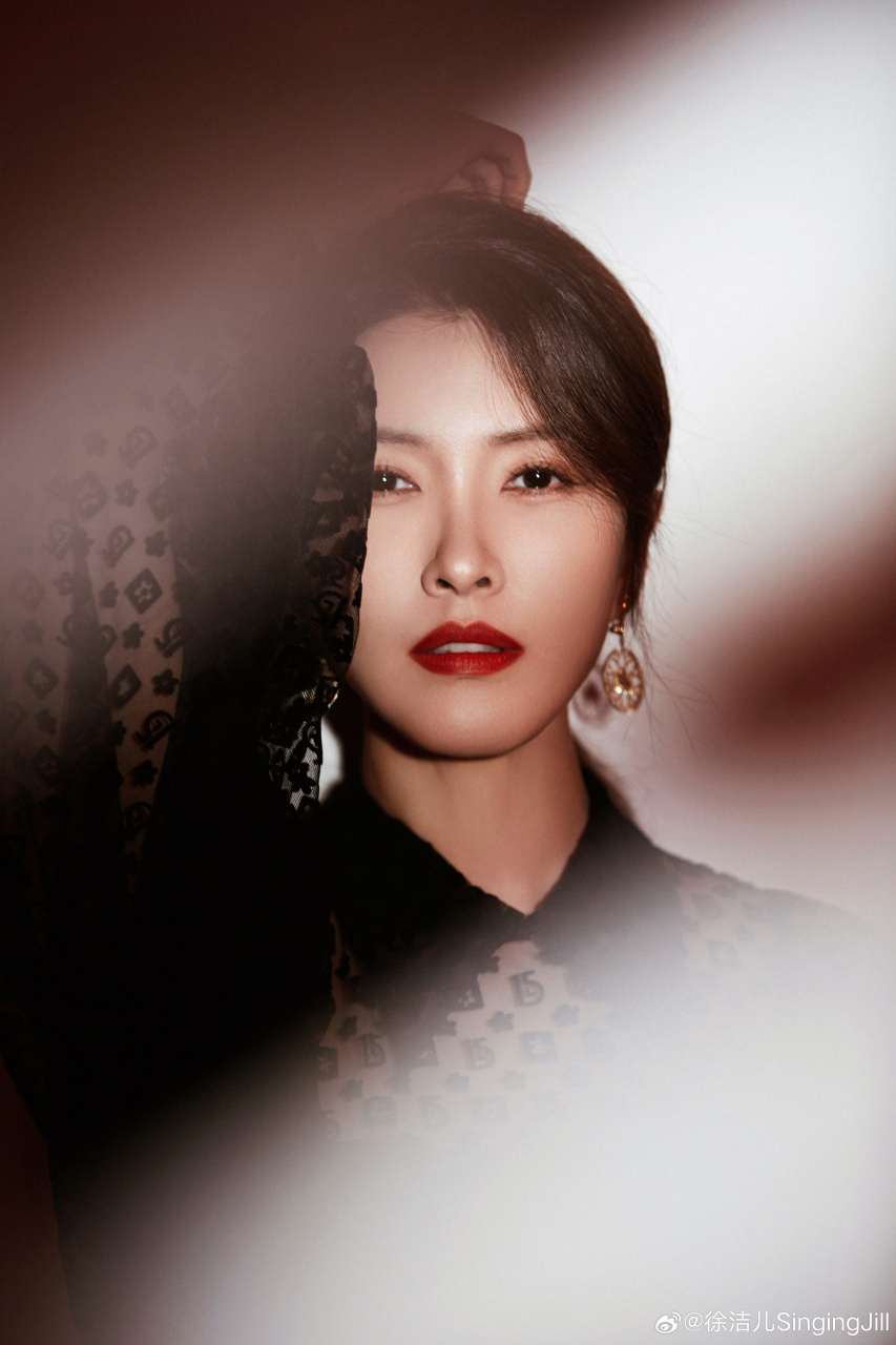 来一组秦虹同款职场写真 感受虹姐的气势如虹,与沉静似水#电视剧执行