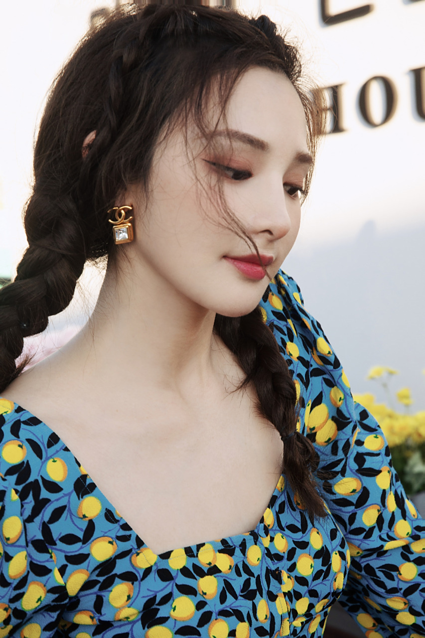 彭小苒夏日清新写真组图:如花在野,自在绚烂