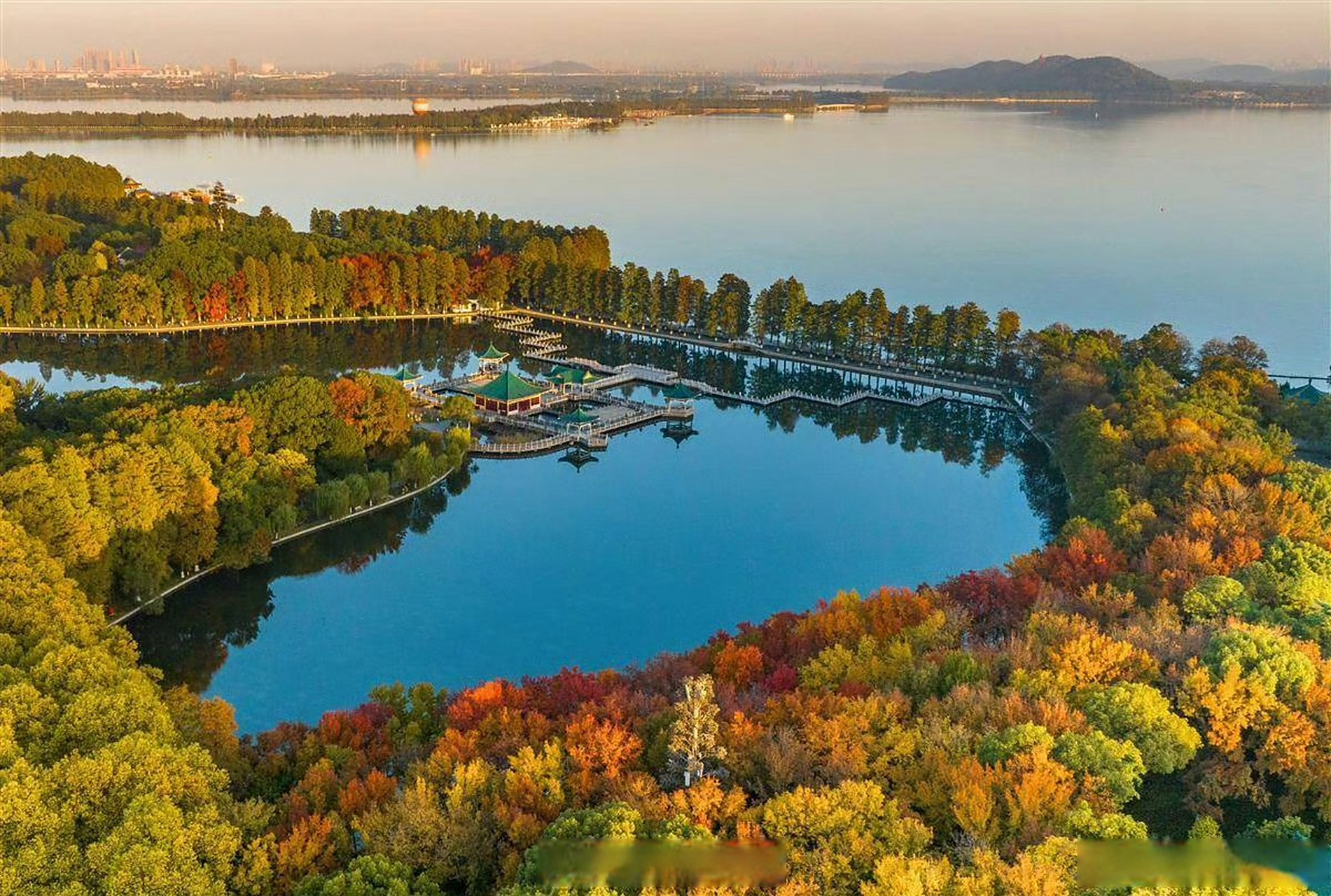 武汉文旅资讯#【初冬东湖斑斓如画】11月20日,武汉东湖风景区层林尽