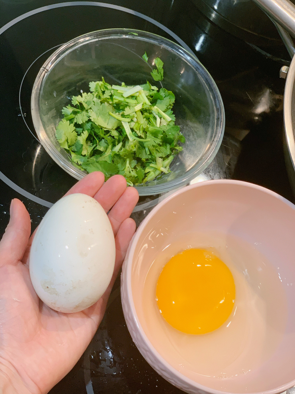原来鹅蛋有此功效 香菜炒鹅蛋 用新鲜的鹅蛋炒香菜,含有大量的卵磷脂