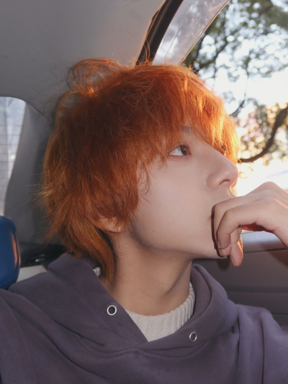 所以漂成了大概是7度的橙色发色,在太阳下这种脏橘色发色也太好看了