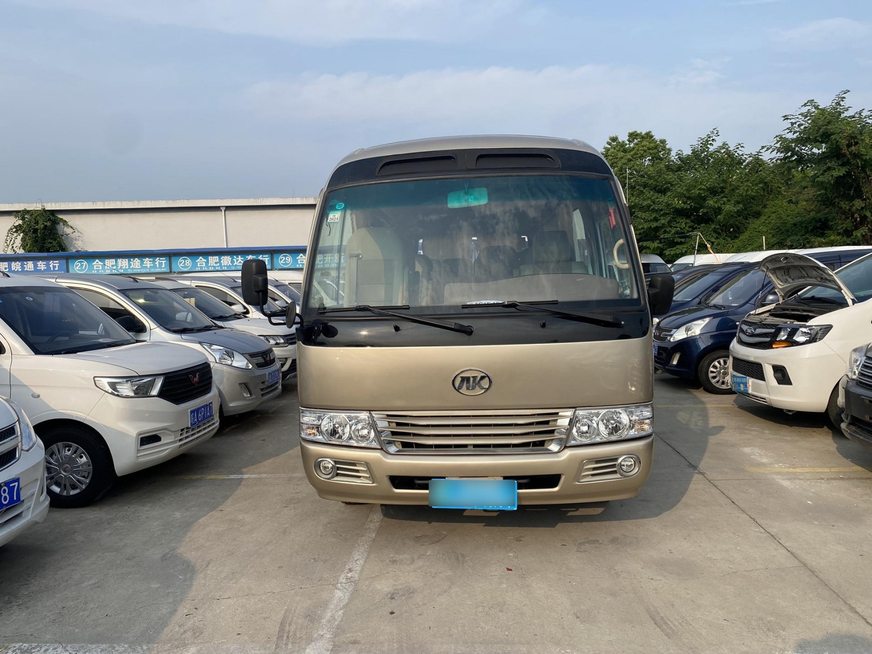 江淮宝斯通客车.2021年5月上牌,19座中型普通客车,气刹,电动门,3.