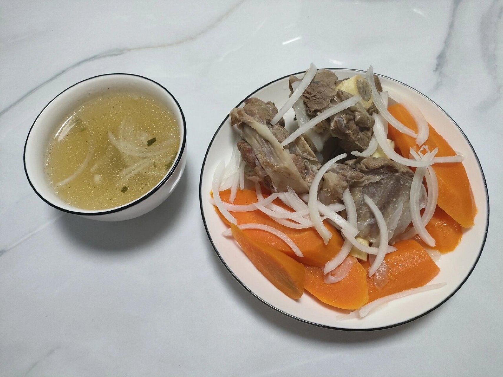 05 巴音布鲁克黑头羊称巴音布鲁克羊,也称奥巴马羊,有着"轻奢羊"之