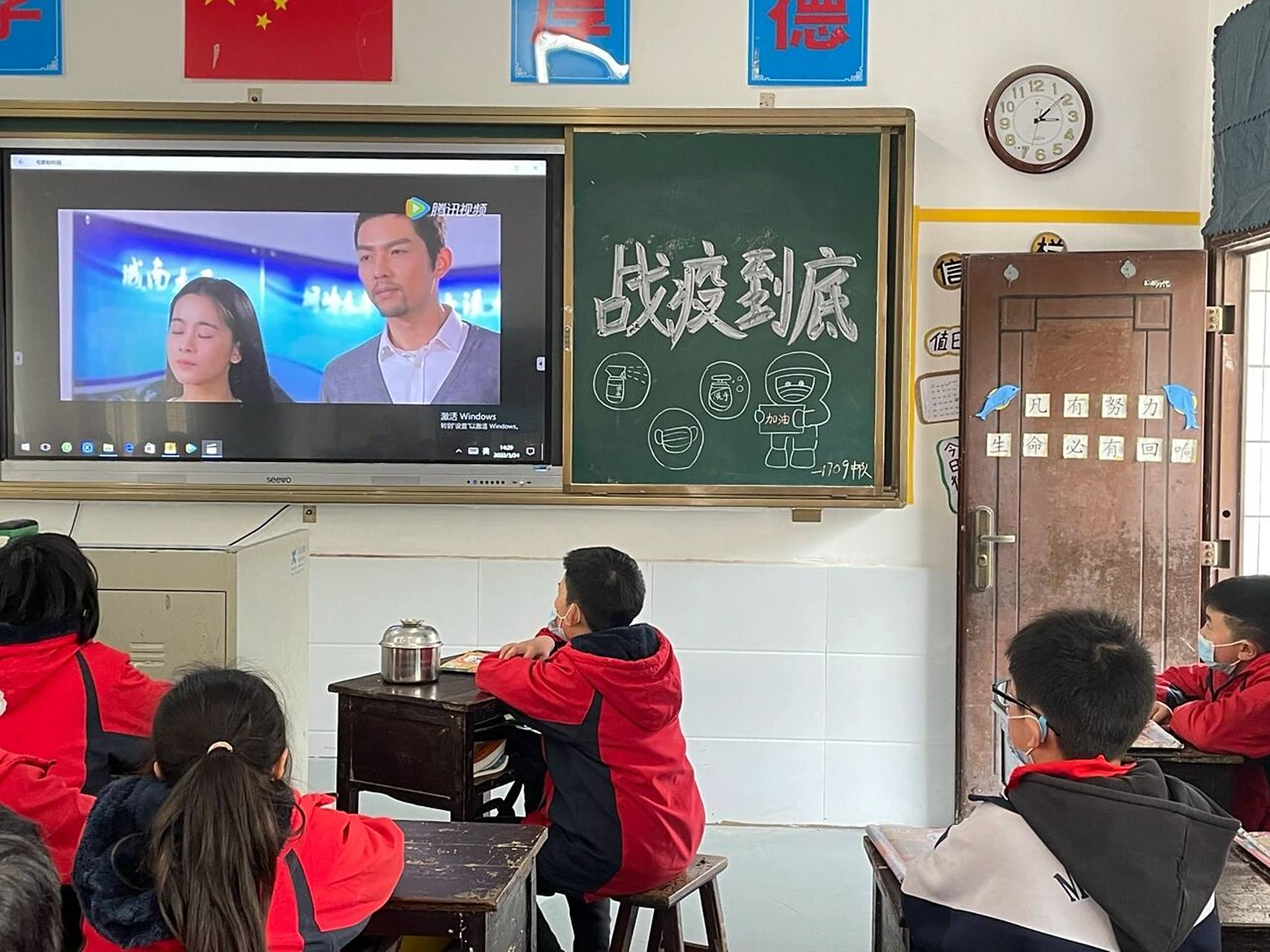 班队活动板书 每周四的第六节课是学校组织班队活动时间,最近几次的